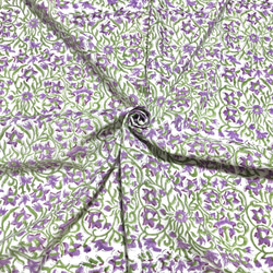 【50cm単位】ホワイトパープルフラワーグリーンリーフ　インド　ハンドブロックプリント生地  コットン 1枚目の画像