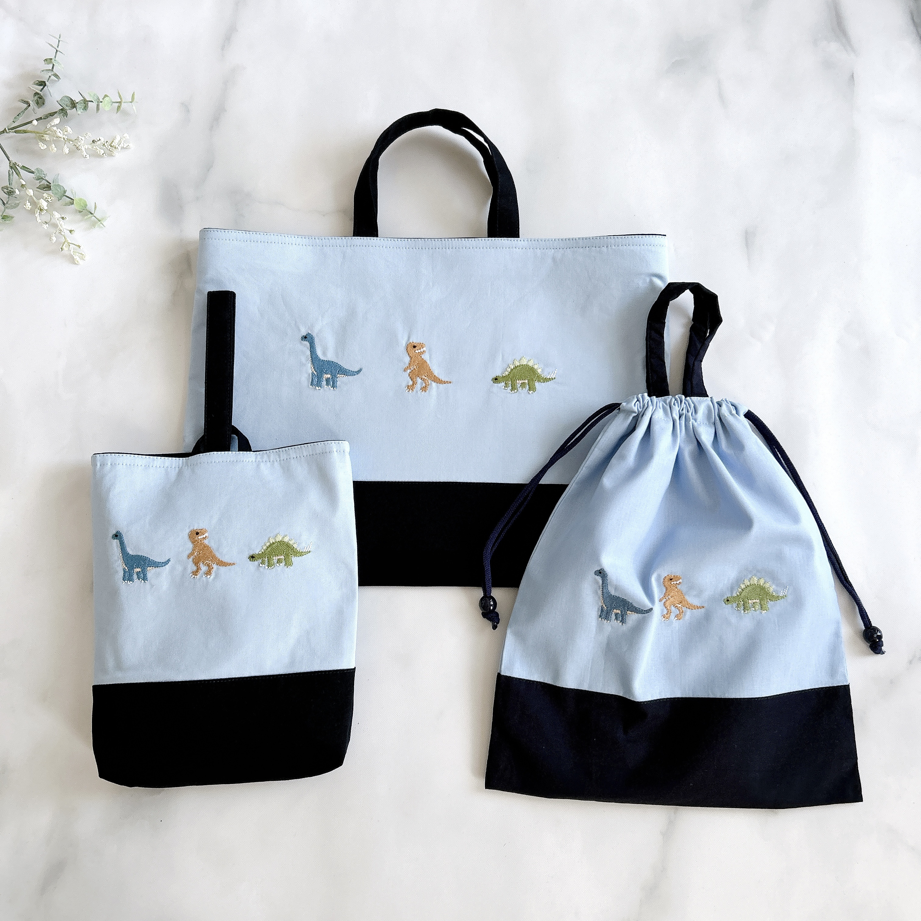 体操服袋✖️2 いちご刺繍　恐竜刺繍