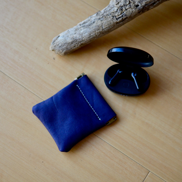 適合一隻手的成人紫色配件包 真皮 Airpods Hanko 耳環和其他小物品 第3張的照片