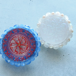 三つの重なる模様　ホワイトアラバスター　チェコガラスボタンのピンブローチ　一点限り 7枚目の画像