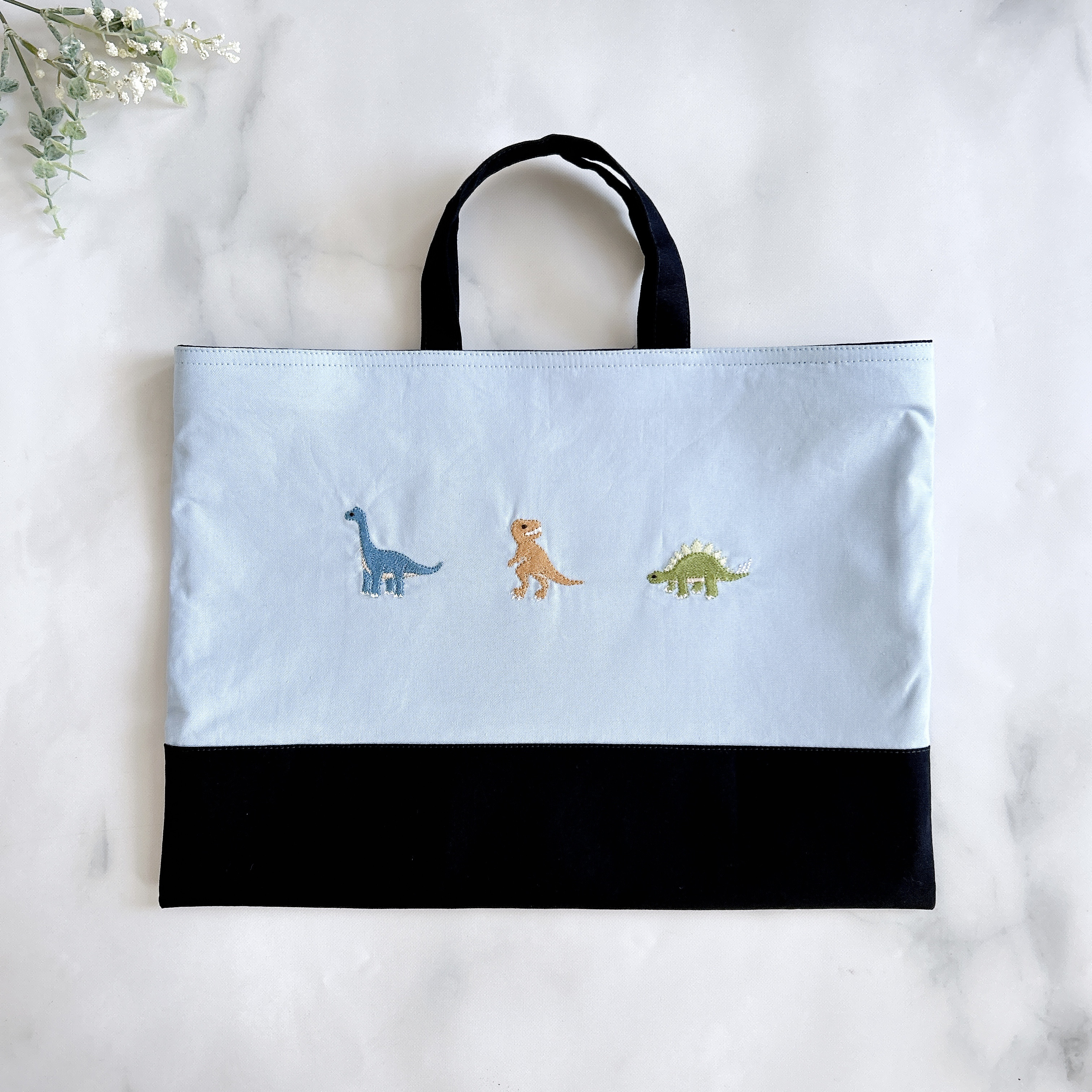 名入れOK【水色・2サイズ】恐竜の刺繍・レッスンバッグ・男の子・マチあり・マチなし・緑・紺色・入園入学・サイズオーダー