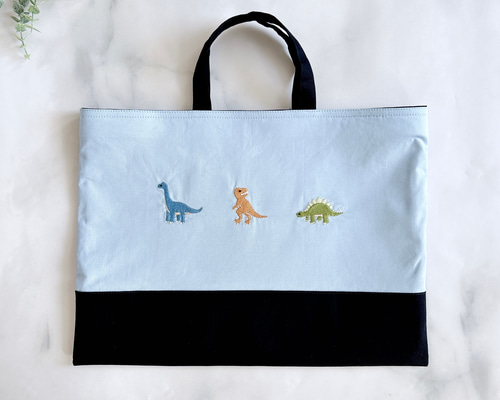 名入れOK【水色・2サイズ】恐竜の刺繍・レッスンバッグ・男の子・マチ