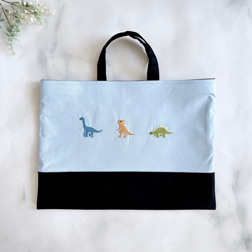 名入れOK【水色・2サイズ】恐竜の刺繍・レッスンバッグ・男の子・マチ