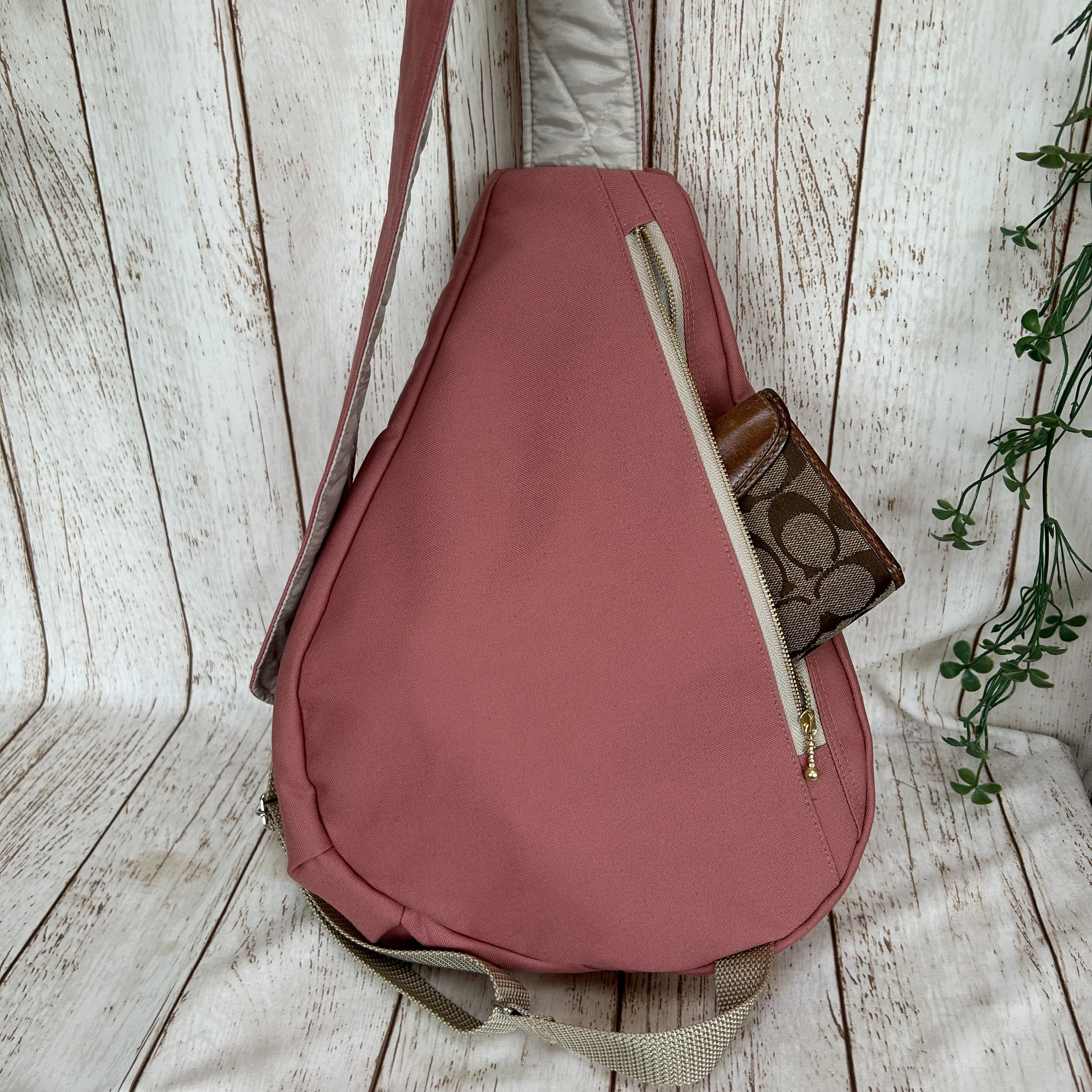 背面ファスナーポケット付き　帆布　しずく型　ワンショルダーバック　ボディーバック　長さ調節可能　スモークピンク