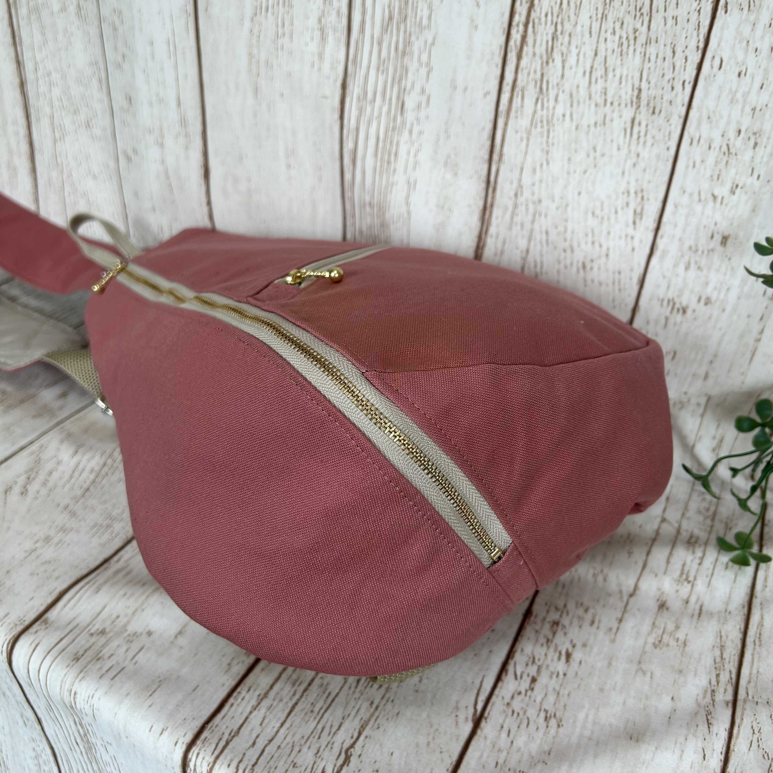 背面ファスナーポケット付き　帆布　しずく型　ワンショルダーバック　ボディーバック　長さ調節可能　スモークピンク