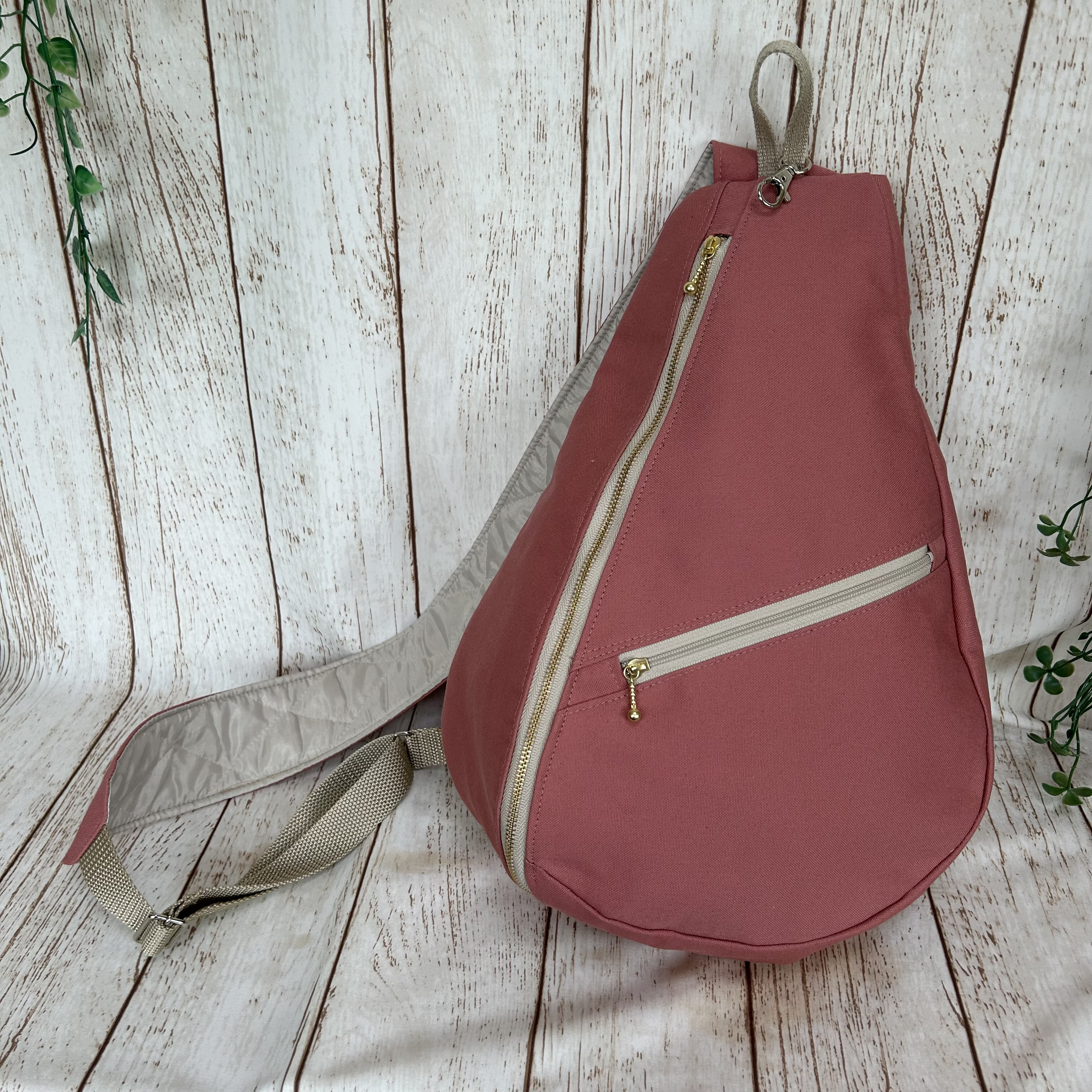 背面ファスナーポケット付き　帆布　しずく型　ワンショルダーバック　ボディーバック　長さ調節可能　スモークピンク