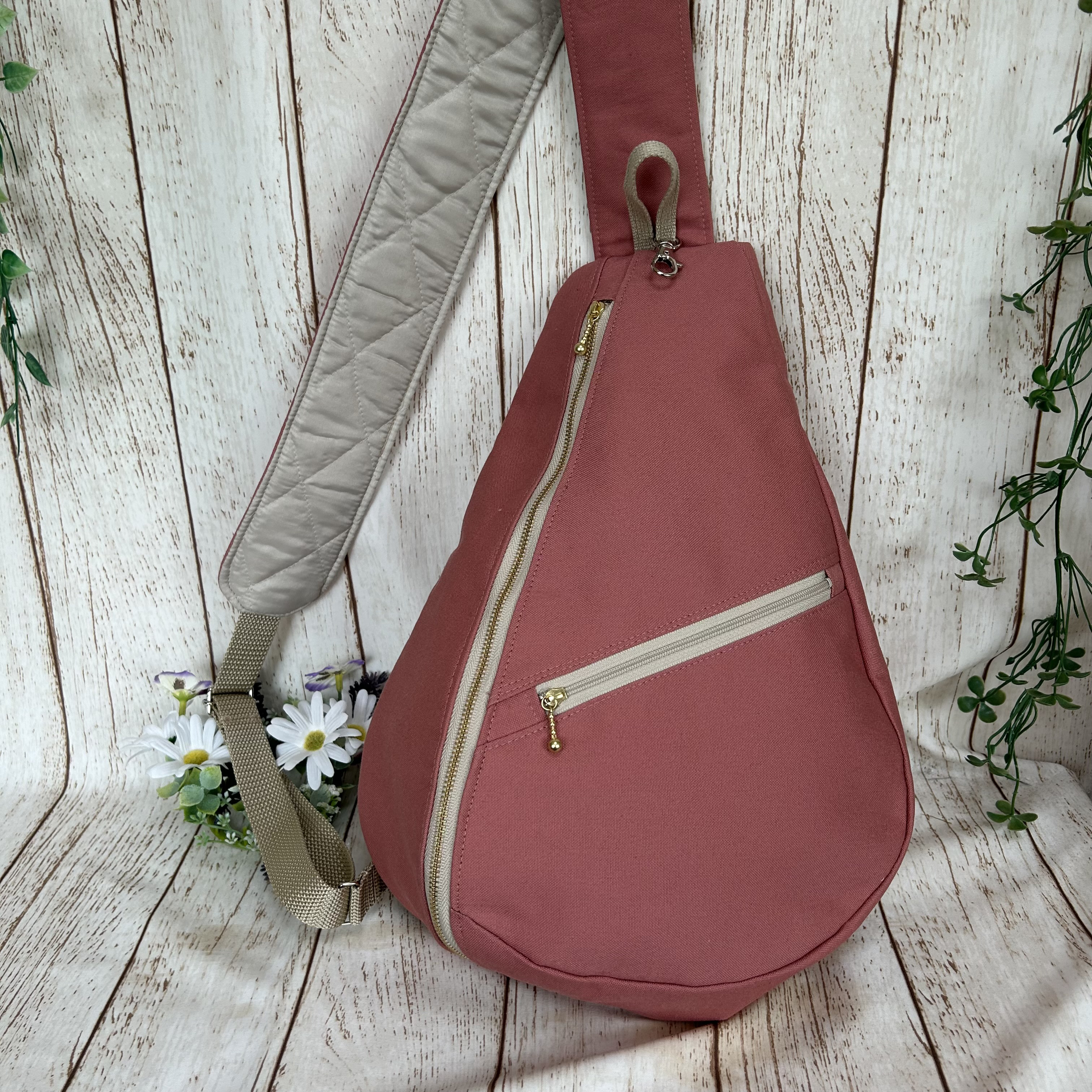 背面ファスナーポケット付き　帆布　しずく型　ワンショルダーバック　ボディーバック　長さ調節可能　スモークピンク