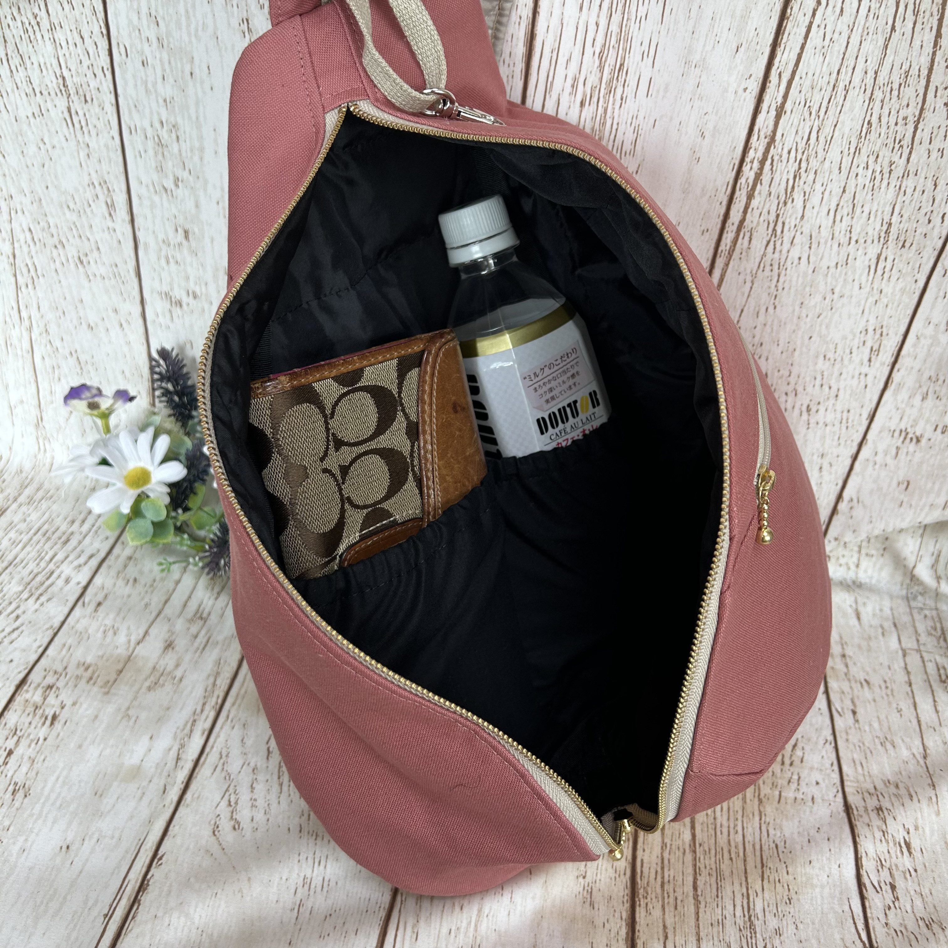 背面ファスナーポケット付き　帆布　しずく型　ワンショルダーバック　ボディーバック　長さ調節可能　スモークピンク