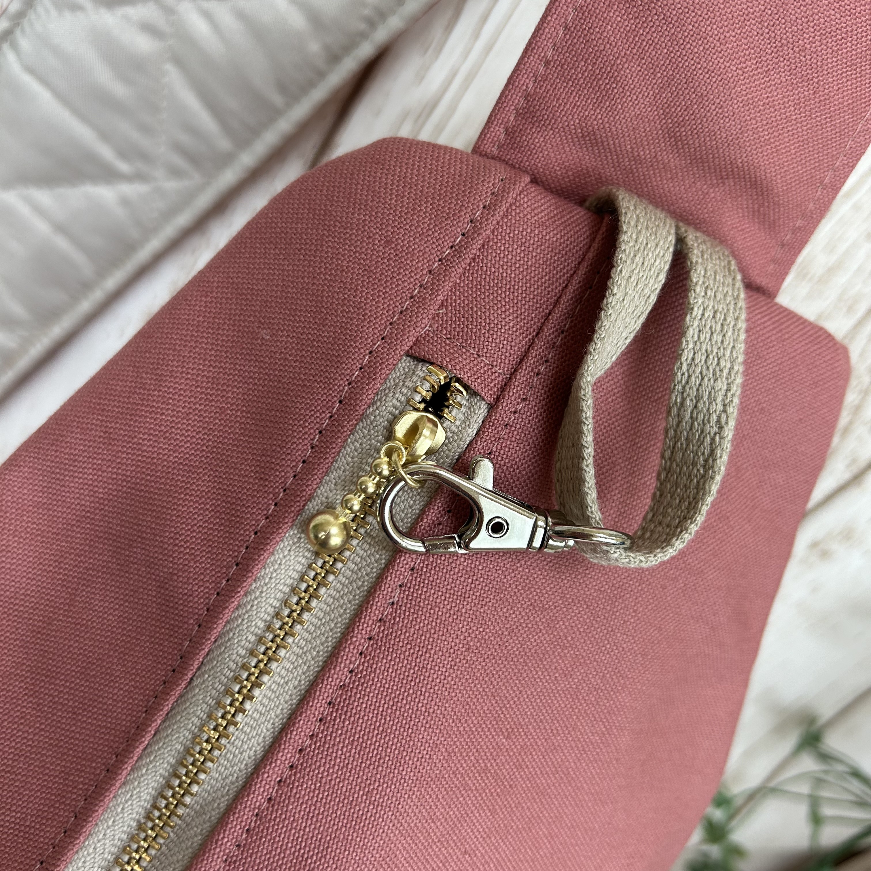 背面ファスナーポケット付き　帆布　しずく型　ワンショルダーバック　ボディーバック　長さ調節可能　スモークピンク