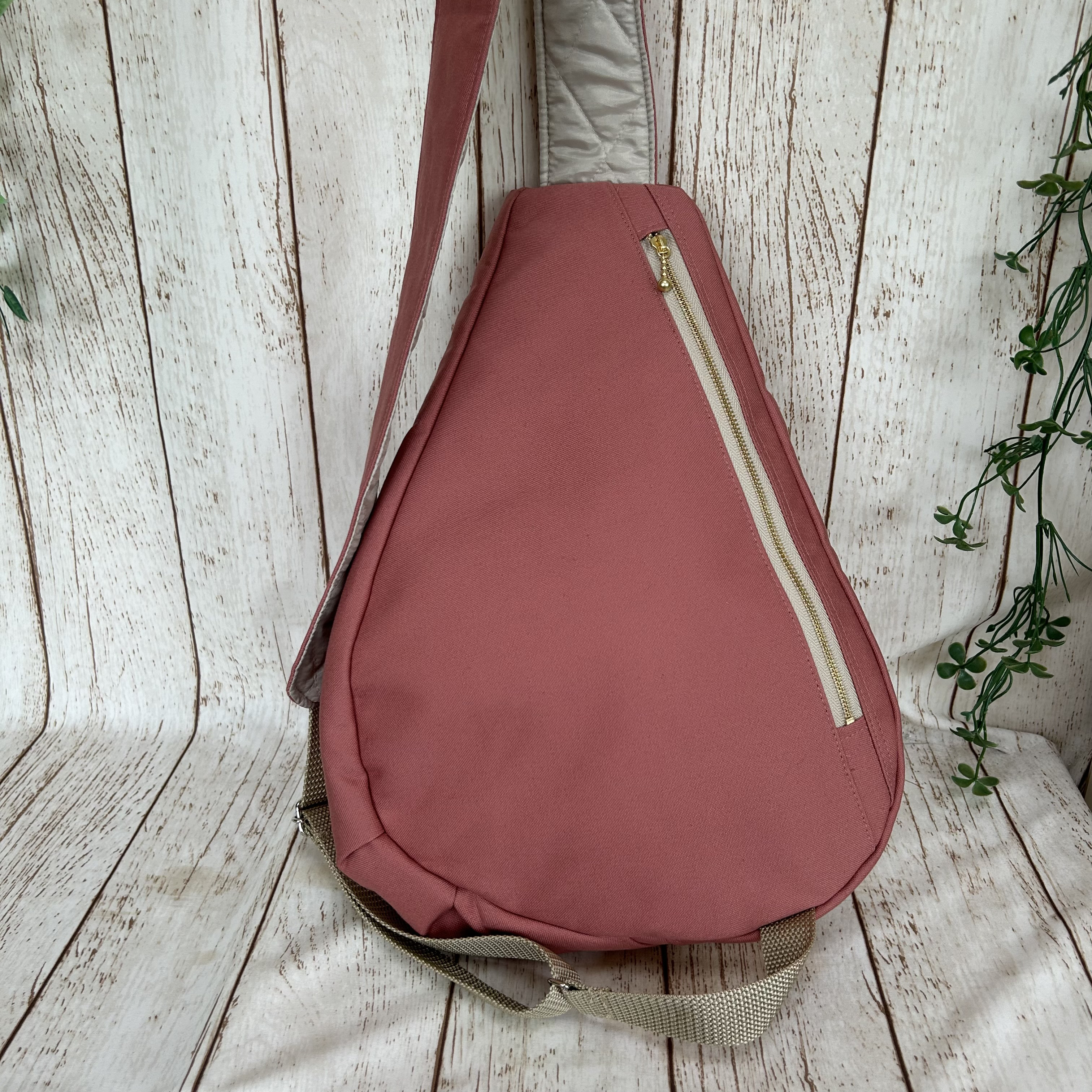 背面ファスナーポケット付き　帆布　しずく型　ワンショルダーバック　ボディーバック　長さ調節可能　スモークピンク