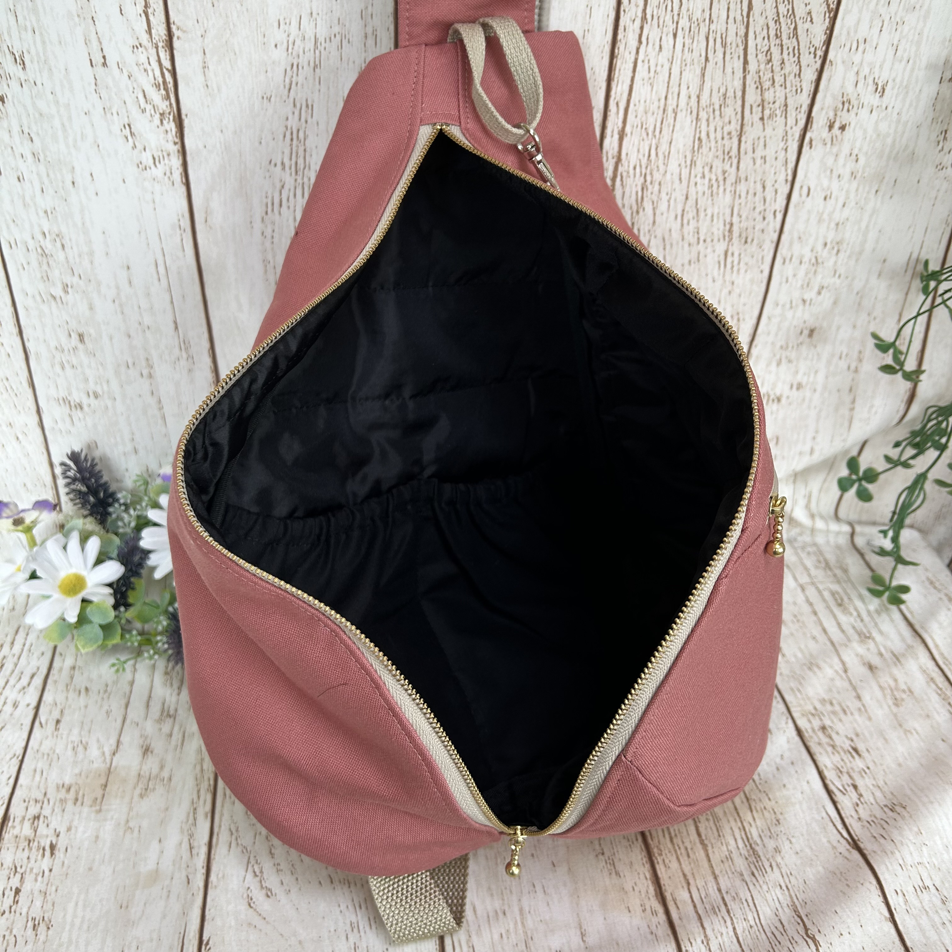 背面ファスナーポケット付き　帆布　しずく型　ワンショルダーバック　ボディーバック　長さ調節可能　スモークピンク