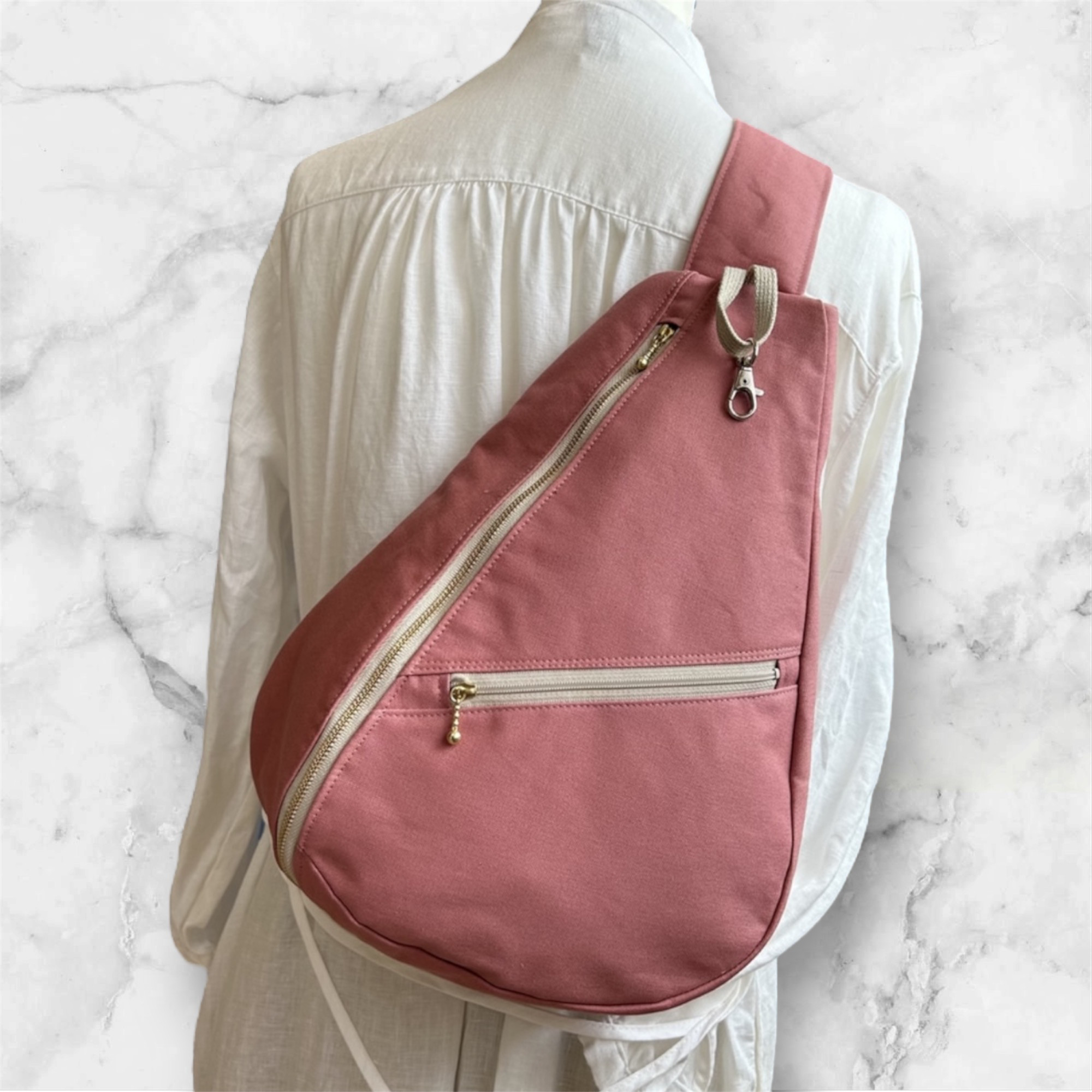 背面ファスナーポケット付き　帆布　しずく型　ワンショルダーバック　ボディーバック　長さ調節可能　スモークピンク