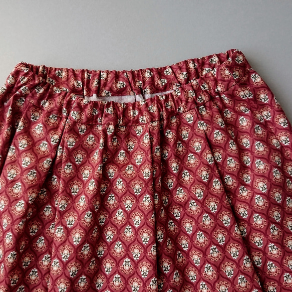 【サンプル品sale】すっきりシルエットのタックギャザースカート・プロヴァンス風小花 テラコッタカラー 4枚目の画像