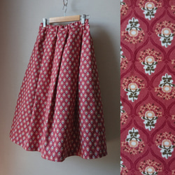 【サンプル品sale】すっきりシルエットのタックギャザースカート・プロヴァンス風小花 テラコッタカラー 1枚目の画像
