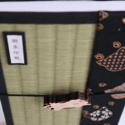畳 御朱印帳 / 猫づくし (ヘソ天バンド付き) - 猫 肉球 金襴 3枚目の画像