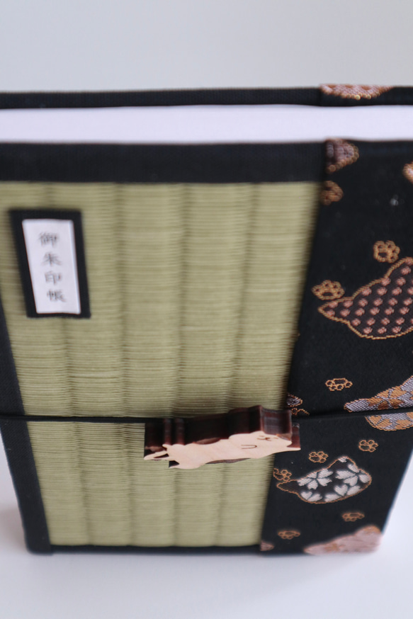 畳 御朱印帳 / 猫づくし (ヘソ天バンド付き) - 猫 肉球 金襴 3枚目の画像