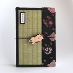 畳 御朱印帳 / 猫づくし (ヘソ天バンド付き) - 猫 肉球 金襴 1枚目の画像