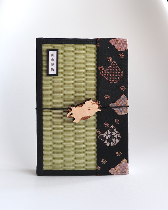 畳 御朱印帳 / 猫づくし (ヘソ天バンド付き) - 猫 肉球 金襴 1枚目の画像
