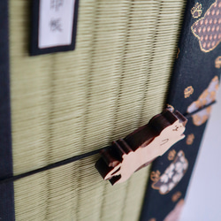 畳 御朱印帳 / 猫づくし (ヘソ天バンド付き) - 猫 肉球 金襴 2枚目の画像