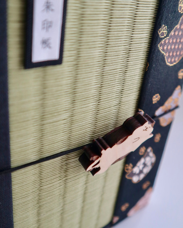 畳 御朱印帳 / 猫づくし (ヘソ天バンド付き) - 猫 肉球 金襴 2枚目の画像