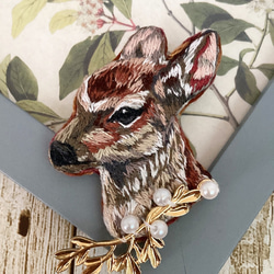 受注製作　刺繍　ブローチ　バンビ 2枚目の画像