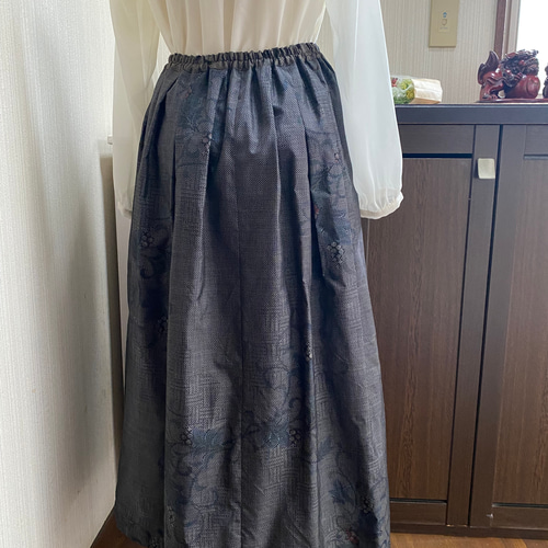 絹紬と大島紬 2柄 ダークグレー 草花模様のロングスカート 着物