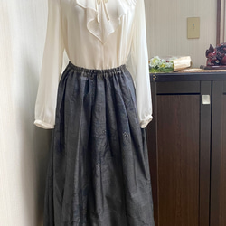 絹紬と大島紬 2柄 ダークグレー 草花模様のロングスカート 着物