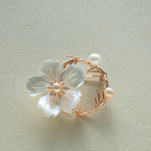 白蝶貝シェルフラワーと針雨葉のリースのブローチ パール 卒業式 入園