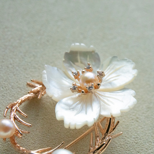 白蝶貝シェルフラワーと針雨葉のリースのブローチ パール 卒業式 入園