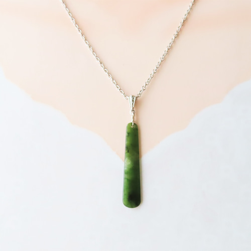 健やかさ、そして安らぎを感じて NZグリーンストーンのペンダント