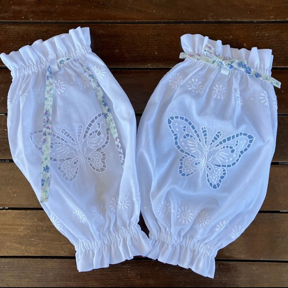 真っ白な付け袖風　アームカバー③　綿ローン 蝶の刺繍 1枚目の画像