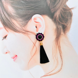 ピンク・ブラック ビーズ刺繍 ×タッセルピアス/イヤリング 3枚目の画像