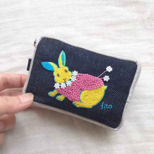 カードポーチ「こっちみてウサギl」手刺繍　ミニ財布　イヤホンケース　刺繍ポーチ　 1枚目の画像