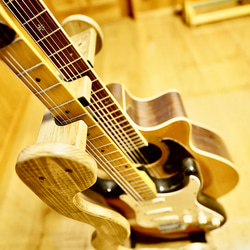 【24時間以内に発送】手作り木工　木製ギタースタンド （古材） ２本掛け 2枚目の画像