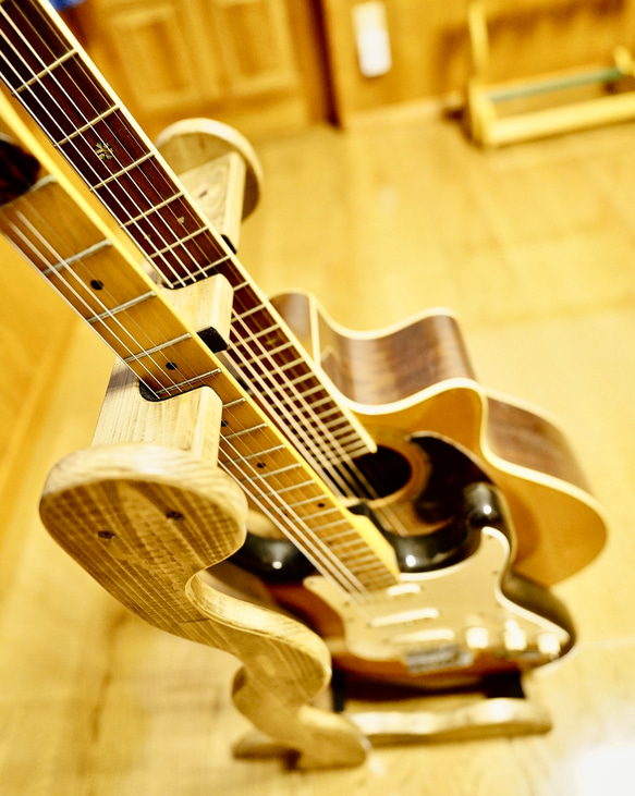 【24時間以内に発送】手作り木工　木製ギタースタンド （古材） ２本掛け 2枚目の画像