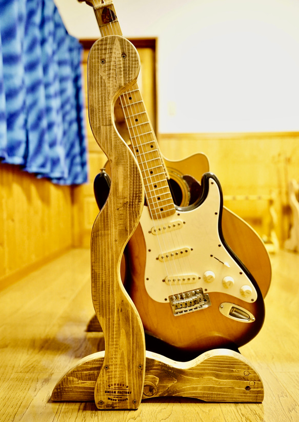 【24時間以内に発送】手作り木工　木製ギタースタンド （古材） ２本掛け 4枚目の画像