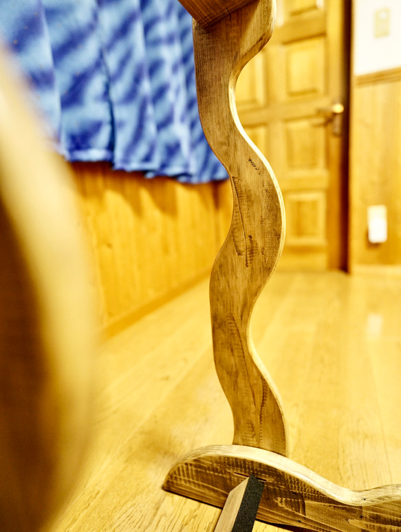 【24時間以内に発送】手作り木工　木製ギタースタンド （古材） ２本掛け 8枚目の画像