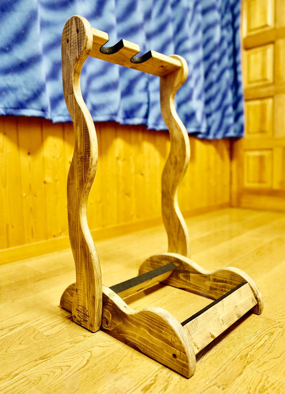 【24時間以内に発送】手作り木工　木製ギタースタンド （古材） ２本掛け 12枚目の画像