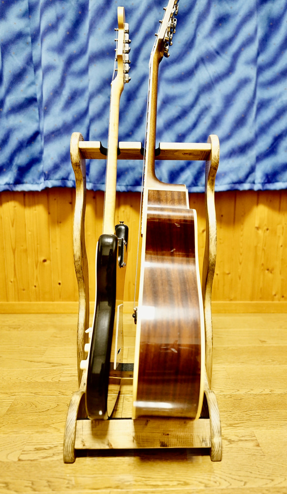 【24時間以内に発送】手作り木工　木製ギタースタンド （古材） ２本掛け 3枚目の画像