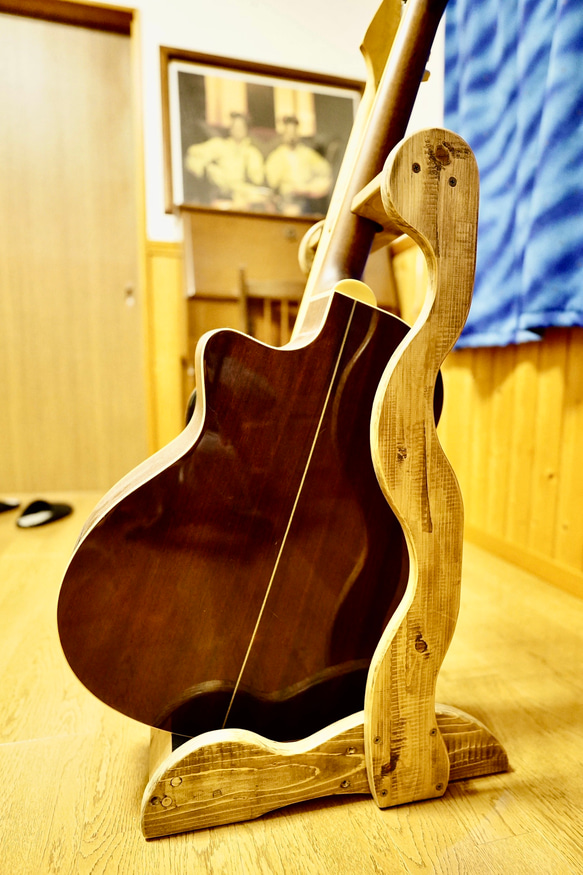 【24時間以内に発送】手作り木工　木製ギタースタンド （古材） ２本掛け 6枚目の画像