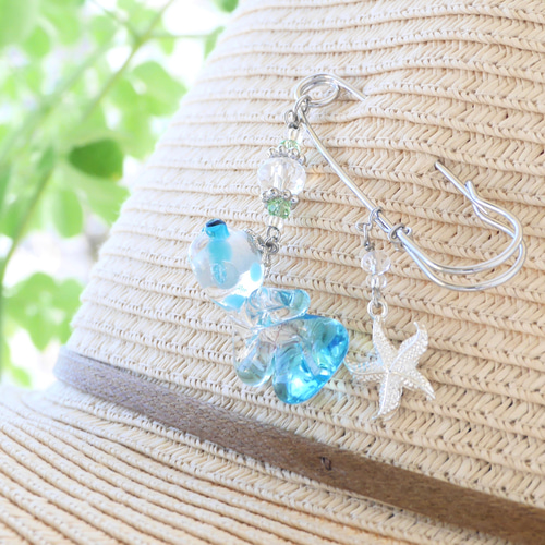 ガラスの金魚〈あめきんぎょ〉ブローチピン＊涼しげな水色とヒトデ 