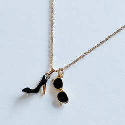 黒いハイヒールとサングラスのネックレス（ゴールドカラー） 2枚目の画像
