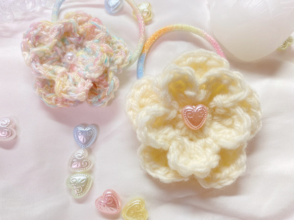 手編みの虹色お花と白色お花のヘアゴム♡ 2枚目の画像