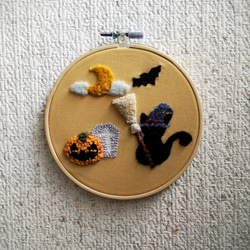 ハロウィンの壁掛け　刺繍　くろねこ　かぼちゃ 1枚目の画像