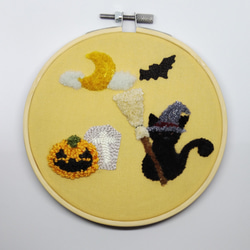 ハロウィンの壁掛け　刺繍　くろねこ　かぼちゃ 2枚目の画像