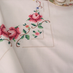 ドイツの手仕事/古典的なピンクの薔薇 クロスステッチ手刺繡 テーブルクロス・生地 (ヴィンテージ リメイク生地 バラ） 12枚目の画像