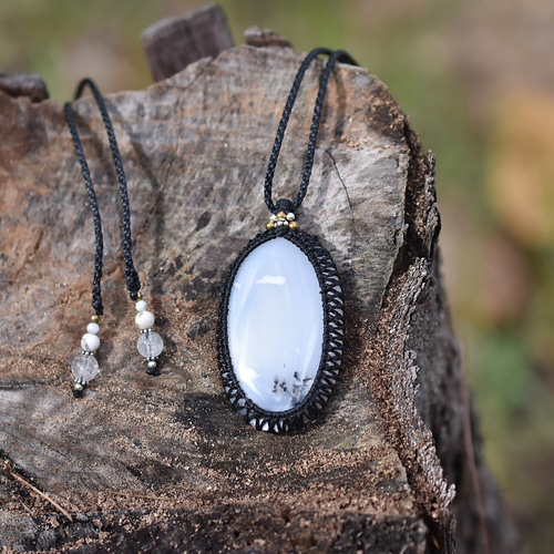 大粒ブラックオパールのマクラメネックレス 雪の日の空☆デンドライトオパール マクラメネックレス1197 ネックレス