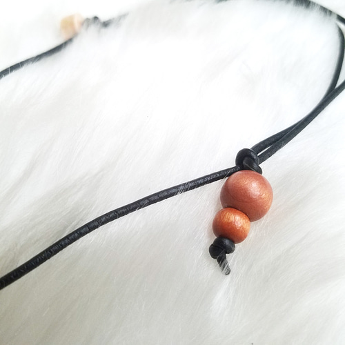 革紐ネックレス♥陶製ビーズ（dotラインピンク留め珠）♥ブラック革紐