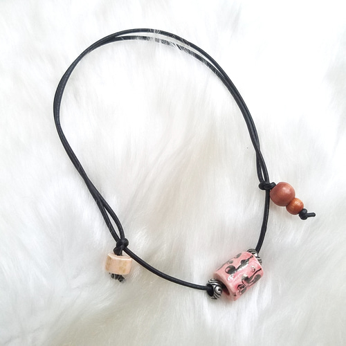 革紐ネックレス♥陶製ビーズ（dotラインピンク留め珠）♥ブラック革紐