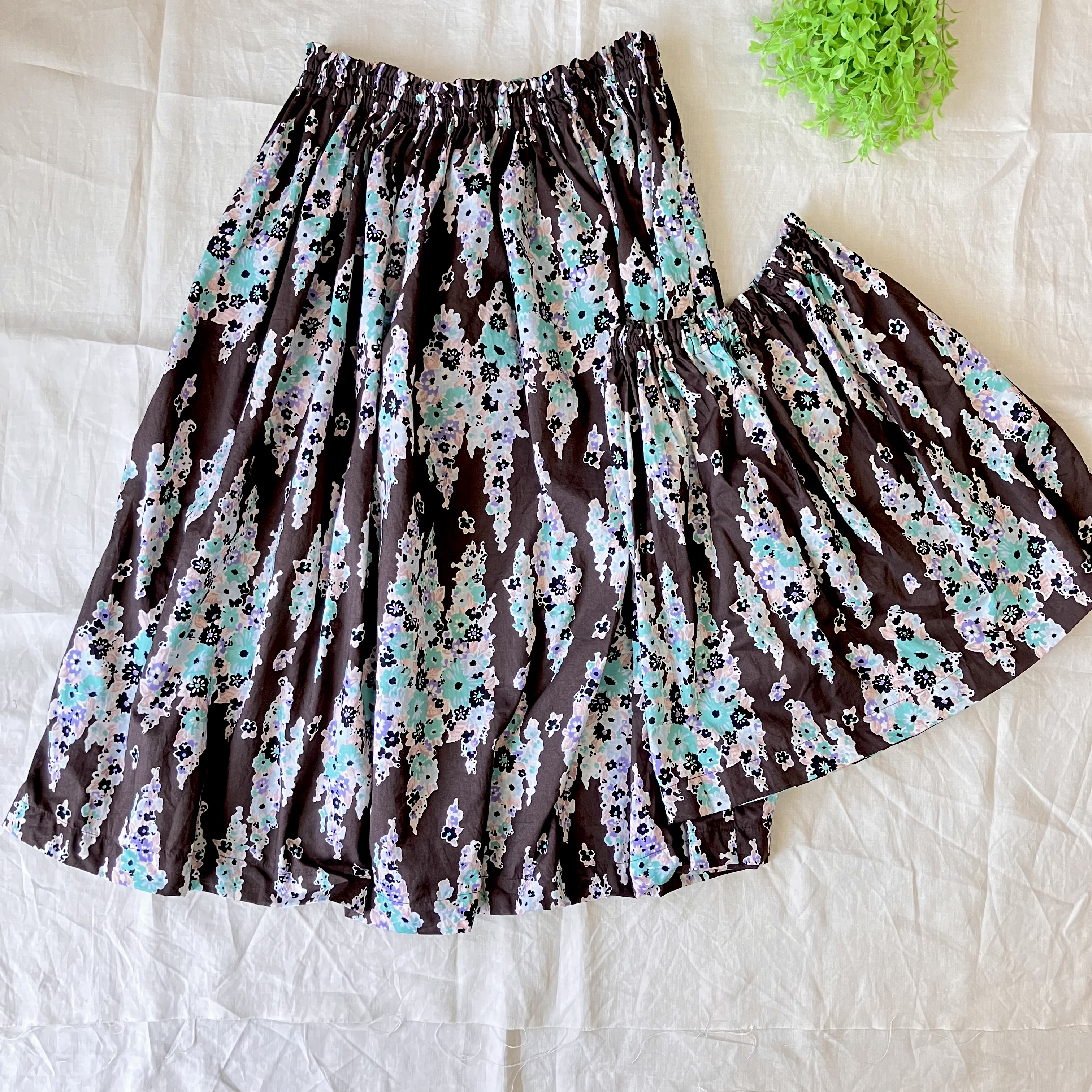 親子コーデ　コットン（花柄/ブラウン）ママ用ミモレ丈ギャザースカート＋子供スカート（サイズ100）